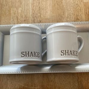 🧁 (2) CERAMIC SHAKERS